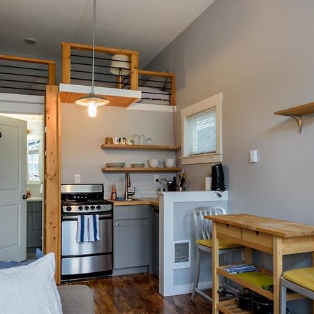Tiny House By Kabino Mini Modern Tiny Home Heart Of Green Lake Pet Friendly Wifi Loft Up Ladder Plus Sleeper Sofa Seattle Kültér fotó