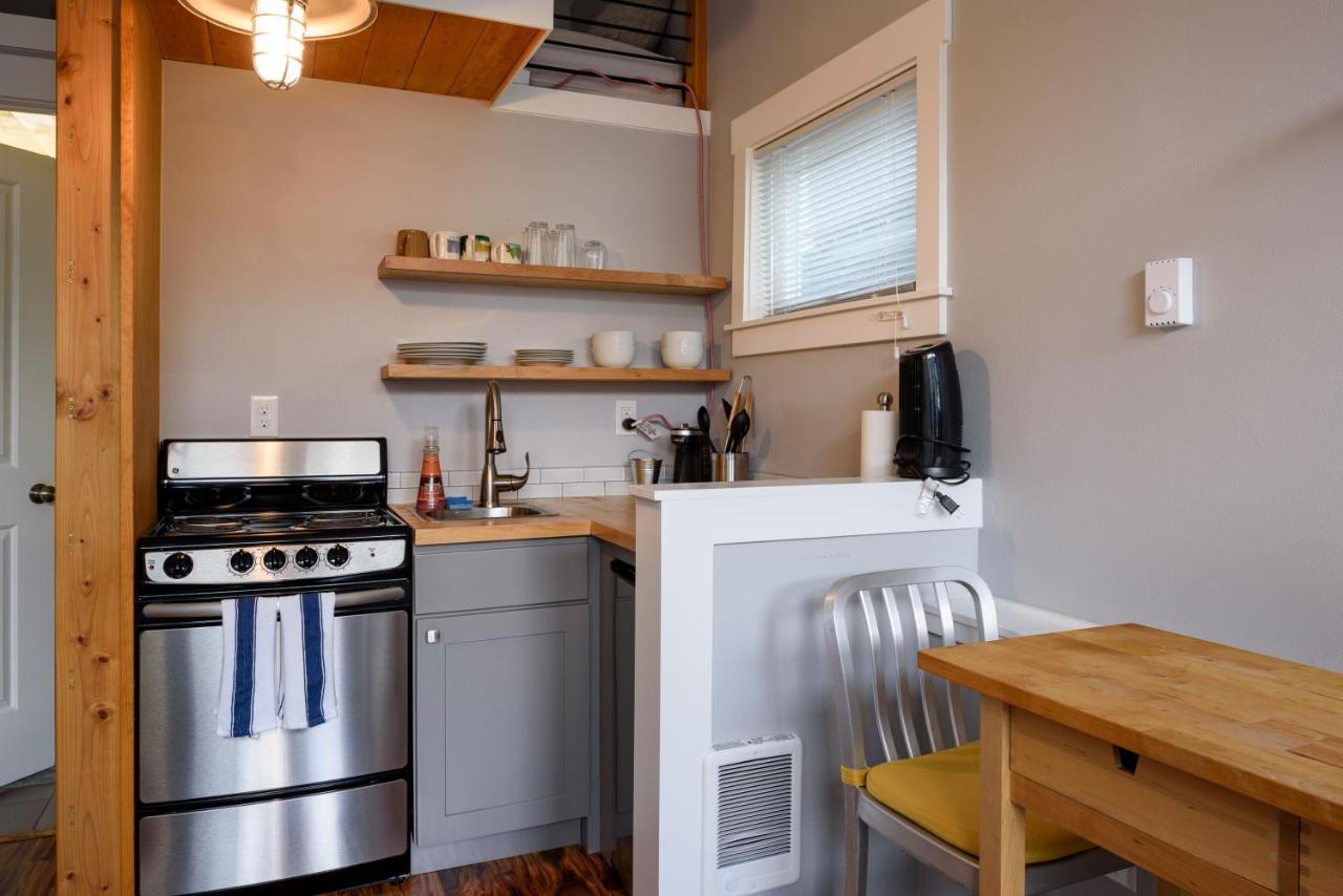 Tiny House By Kabino Mini Modern Tiny Home Heart Of Green Lake Pet Friendly Wifi Loft Up Ladder Plus Sleeper Sofa Seattle Kültér fotó