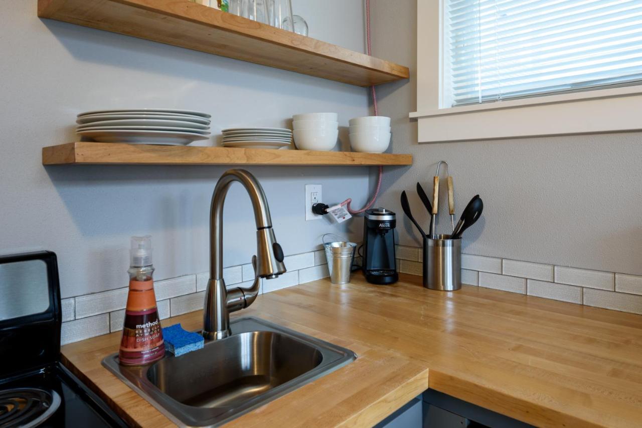 Tiny House By Kabino Mini Modern Tiny Home Heart Of Green Lake Pet Friendly Wifi Loft Up Ladder Plus Sleeper Sofa Seattle Kültér fotó