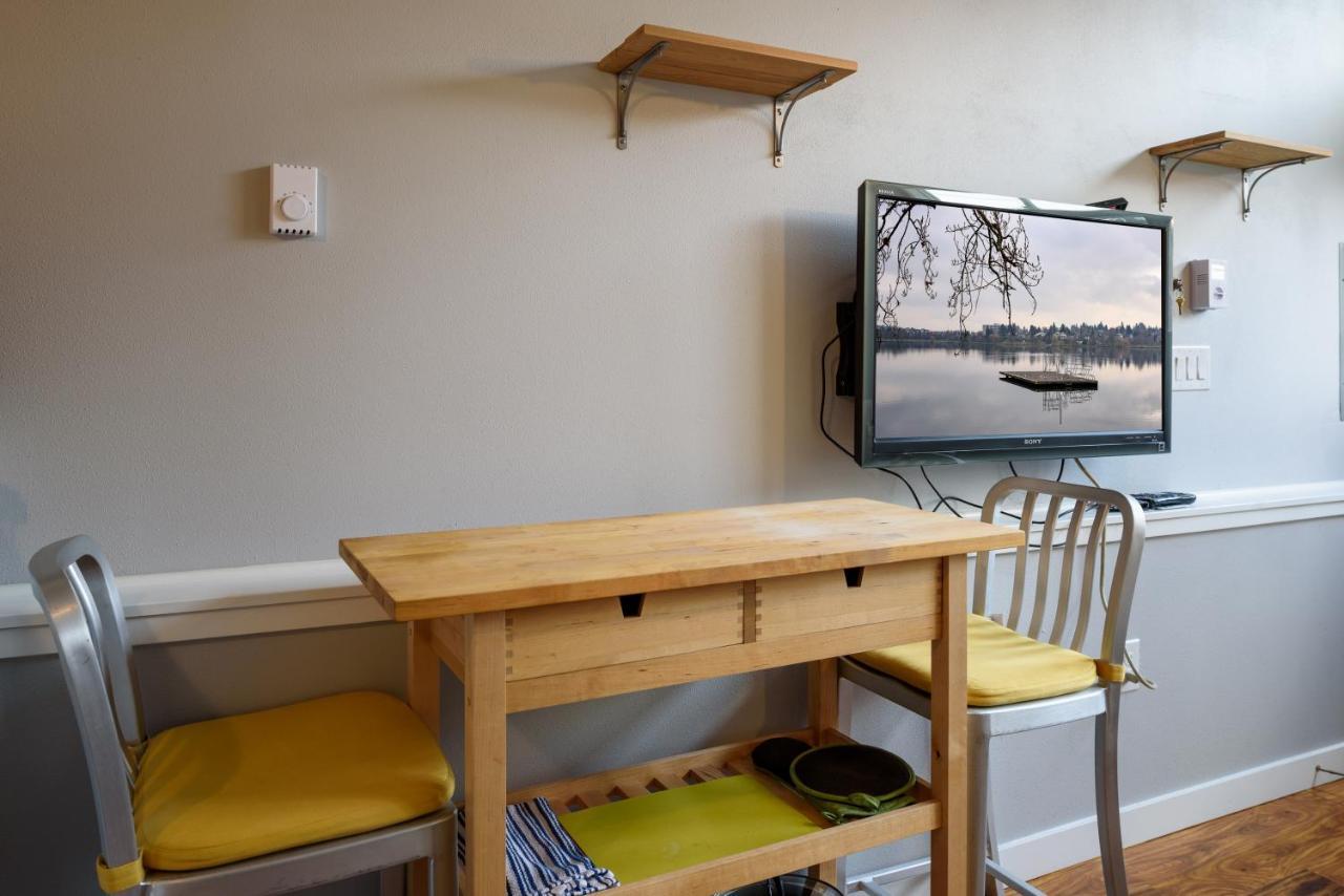 Tiny House By Kabino Mini Modern Tiny Home Heart Of Green Lake Pet Friendly Wifi Loft Up Ladder Plus Sleeper Sofa Seattle Kültér fotó