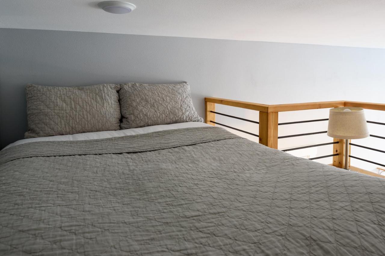 Tiny House By Kabino Mini Modern Tiny Home Heart Of Green Lake Pet Friendly Wifi Loft Up Ladder Plus Sleeper Sofa Seattle Kültér fotó