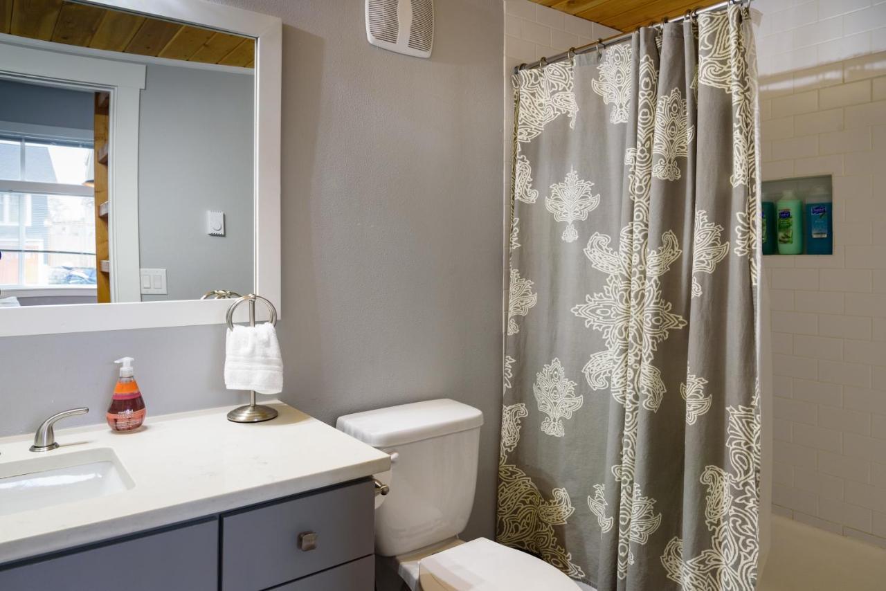 Tiny House By Kabino Mini Modern Tiny Home Heart Of Green Lake Pet Friendly Wifi Loft Up Ladder Plus Sleeper Sofa Seattle Kültér fotó